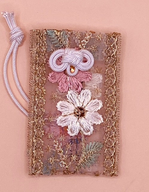 ゴールドに輝くお花